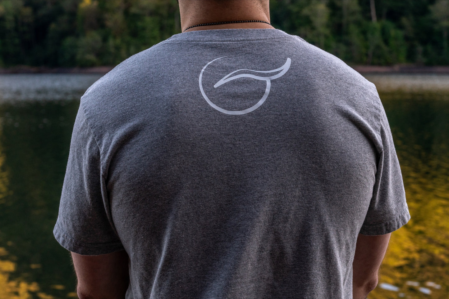 displaying the back of the 50/50 up- cycled cotton and recycled polyester short sleeve t shirt by Breath and showing the Logo displayed between the shoulder blades.